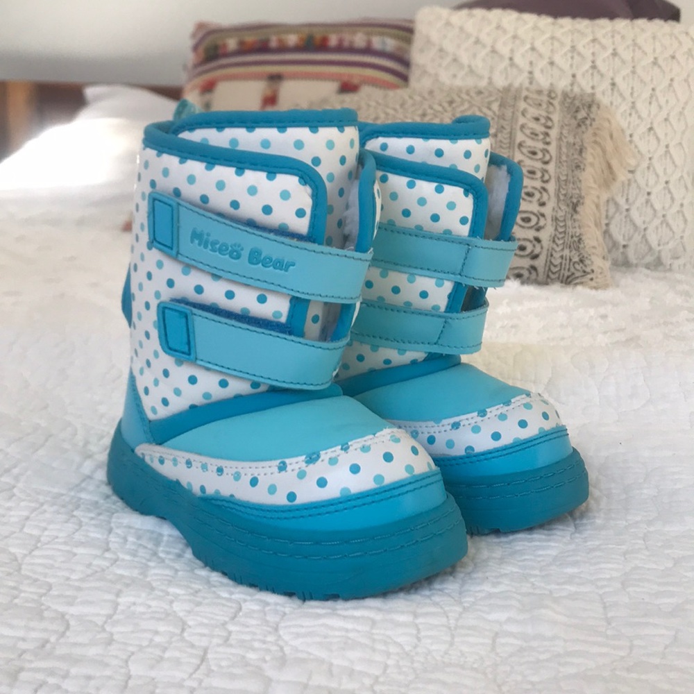 BUNDLE BOGO 🤩🤩 Kids winter boots Size 9 ❄️